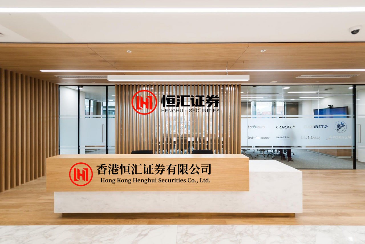 鼎际之家 刘亦菲宝格丽深V流苏礼服惊艳米兰！主动让位安妮海瑟薇，这个动作太有格局！